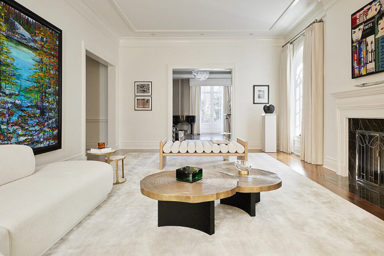 Udobna dnevna soba sa belim nameštajem i velikim umetničkim delom